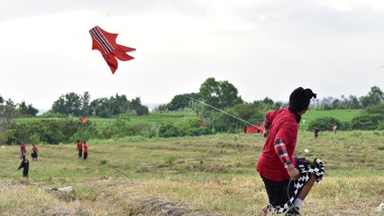 playing kite, tanah lot, bali