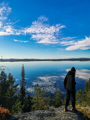 Naklejka premium A girl on the White Sea coast on a sunny day. Karelia. Russia. SEPTEMBER 2021