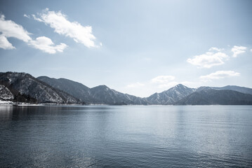 겨울의 호수와 산 