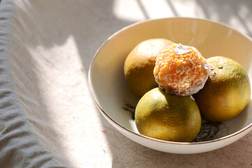 Fungus grows on citrus fruits. Due to being left for several days on the dining table. The fruit rots.