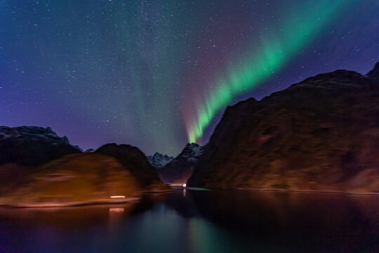 Nordlichter im Raftsund zwischen den Lofoten und den Vesteralen. &Uuml;ber den verschneiten Bergen tanzt die Aurora Borealis am sternenklaren Himmel! Gr&uuml;n, Weiss, Pink und Hellblau leuchtet das Nordlicht.