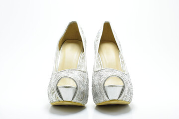 Zapatos de tacón para mujer color plateado con diseño. Calzado formal para fiesta o trabajo sobre un fondo blanco, vista frontal.
