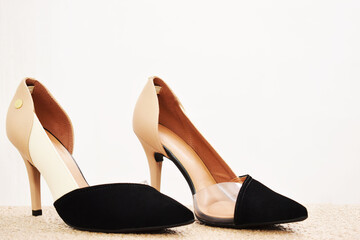 Zapatos de tacón para mujer color beige y negro. Calzado formal para fiesta o trabajo sobre un...
