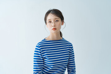 メガネをかけて真顔の女性