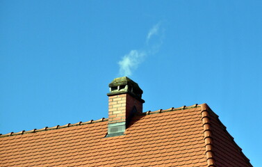 Qualmender Schornstein auf einem Hausdach