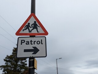 Znak ostrzegawczy na drodze w Wielkiej Brytanii