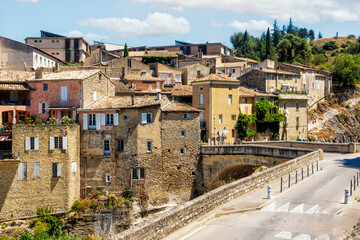 Über die römische Zollbrücke führt die Straße in den modernen Teil von Vaison-la-Romaine in der Provence - obrazy, fototapety, plakaty