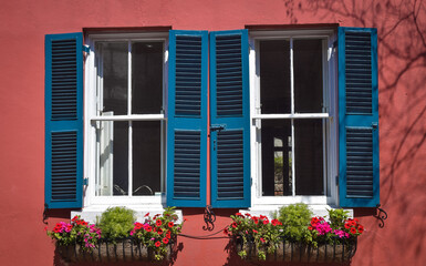 Fototapeta na wymiar window with flowerboxes