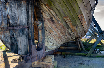 Détail de la coque en bois et du gouvernail d'un vieux bateau