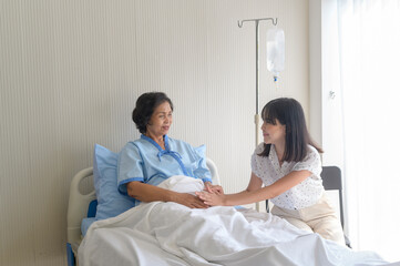 Obraz premium Senior patient woman and her supportive daughter in hospital, health and insurance concept.