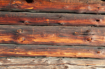 Verwitterte Holzfassade an einer Hauswand
