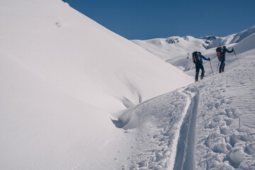 Schitour  mit Schneeprofil in freiem Schiraum in den Vorarlberg Alpen an einem schönen Sonnigen Wintertag mit Neuschnee.