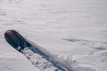 Schitour  mit Schneeprofil in freiem Schiraum in den Vorarlberg Alpen an einem schönen Sonnigen...