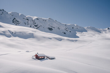 Schitour  mit Schneeprofil in freiem Schiraum in den Vorarlberg Alpen an einem schönen Sonnigen Wintertag mit Neuschnee.