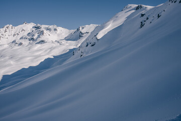 Fototapeta na wymiar Schitour mit Schneeprofil in freiem Schiraum in den Vorarlberg Alpen an einem schönen Sonnigen Wintertag mit Neuschnee.