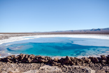 laguna turquesa en el desierto
