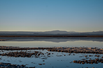 puesta de sol con reflejos en laguna