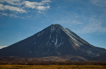 Obraz premium volcán con fondo azul