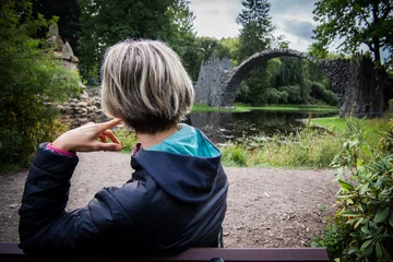 Photo sur Plexiglas Le Rakotzbrücke woman in the park