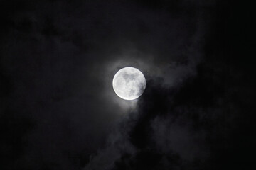 luna eclipsada con nubes negras en la noche 
