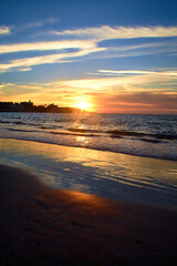 Obraz premium atardecer reflejante en el mar 