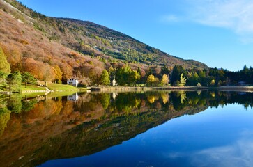 Fototapeta na wymiar autumn in the mountains with lake
