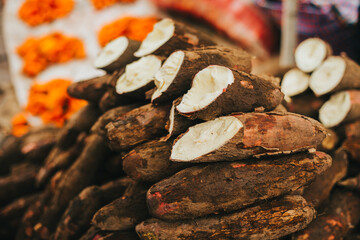 Yuca amontonada en mercado de Peru