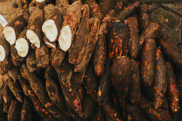 Yuca amontonada en mercado de Peru