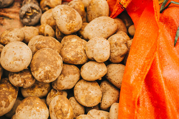 Papa nativa de Perú en un mercado local
