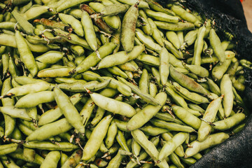 Grupo de habas amontonadas en mercado local de Sudamérica (Perú)