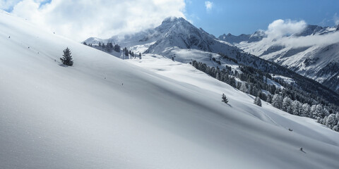 Fototapeta na wymiar Panorama einer frisch verschneiten Winterlandschaft in Österreich