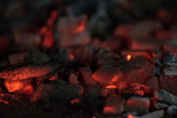 Brasas encendidas en la parrilla