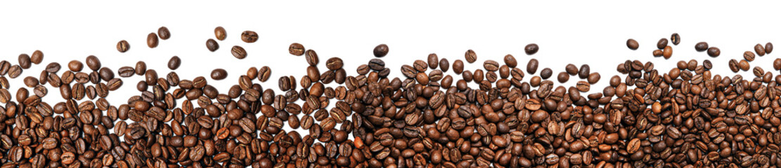 Obraz premium Many roasted coffee beans on white background, top view. Banner design