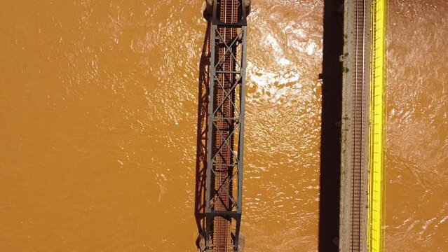 Rio doce Governador Valadares, Pontilh&atilde;o de trem.