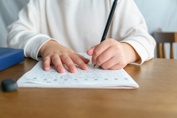 国語の漢字の宿題をする小学生の男の子。家庭学習、ノート、左利き