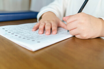 国語の漢字の宿題をする小学生の男の子。家庭学習、ノート、左利き