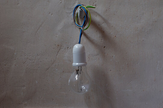 Bombilla con cable y portal&aacute;mparas apagada