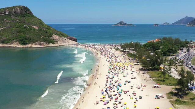 Sobrev&ocirc;o com vista a&eacute;rea da praia do Recreio, no Rio de Janeiro, durante o ver&atilde;o, em pleno carnaval, mostrando toda a beleza da regi&atilde;o, praias, montanhas e rica vegeta&ccedil;&atilde;o.