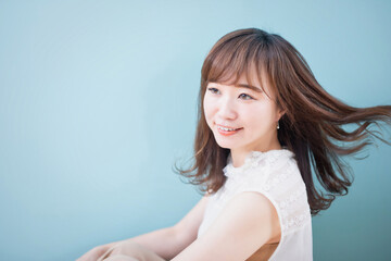 Naklejka premium 髪をなびかせる女性 