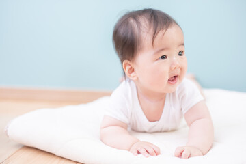 うつ伏せになった笑顔の赤ちゃん
