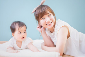 赤ちゃんと笑顔で微笑む女性
