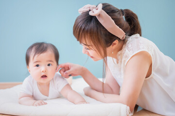 赤ちゃんと笑顔で微笑む女性
