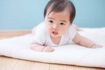 布団にうつぶせになる赤ちゃん
