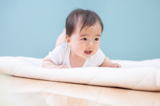 うつぶせ Images Browse 933 Stock Photos Vectors And Video Adobe Stock