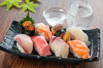 皿に盛った握り寿司　