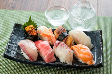 皿に盛った握り寿司　