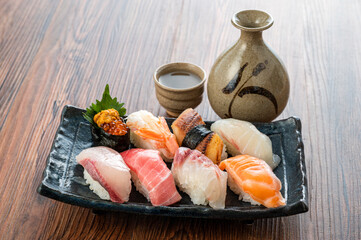 皿に盛った握り寿司　
