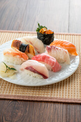 皿に盛った握り寿司　
