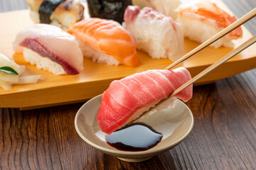 皿に盛った握り寿司　