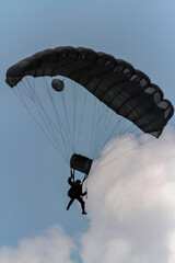 Paracaidista Militar en negro